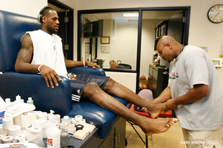 Illustration for article titled HOLY SHIT LEBRON HAS SIX TOES ON HIS RIGHT FOOT (BREAKING: MAYBE JUST FIVE)